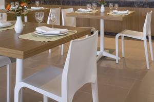 Innenbereich des Venus Beach Hotels mit Restauranttisch und Blumen