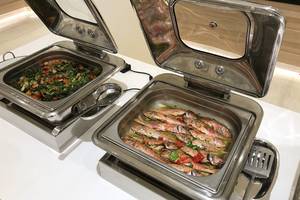 Zwei Edelstahl-Buffet-Schalen im Aphrodite Beach Club mit Gemüse und Fisch