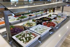Buffet im Aphrodite Beach Club Hotel mit verschiedenen Salaten und Gemüsen.