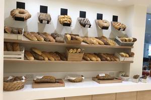 Brot und Gebäcke im Aphrodite Beach Club, verschiedene Sorten auf Regalen und Theke.