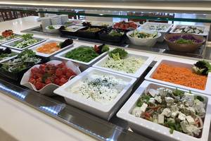 Übersicht über verschiedene Salate und Beilagen im Aphrodite Beach Club.