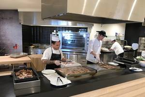 Das Küchenteam des Aphrodite Beach Club bereitet Essen zu.