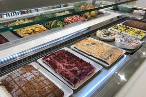 Dessertbuffet im Aphrodite Beach Club Hotel mit verschiedenen Kuchen und Obst.