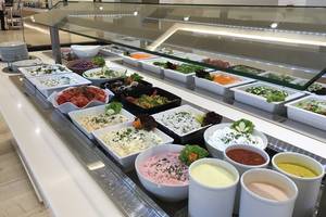 Buffet im Aphrodite Beach Club Hotel mit verschiedenen Salaten und Dips.