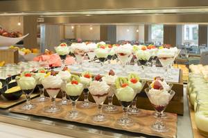 Dessertbuffet im HSM Linda Playa Hotel mit verschiedenen Eisspeisen und Früchten.