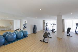 Fitnessraum im HSM Linda Playa Hotel mit diversen Trainingsgeräten und blauen Gymnastikbällen.