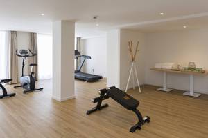 Fitnessbereich im HSM Linda Playa Hotel mit Laufband, Fahrradtrainer und Liegebank.