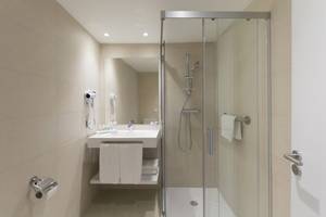 Badezimmer des HSM Linda Playa Hotels mit Dusche, Waschbecken und Handtuchtrockner.