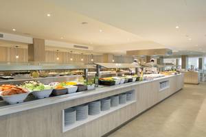 Buffet im HSM Linda Playa Hotel mit verschiedenen Salaten und Platten.