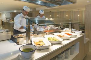 Buffetbereich im HSM Linda Playa Hotel mit Köchen, die Gerichte zubereiten.