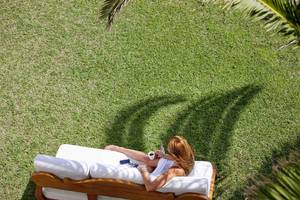 Frau auf einem weißen Sofa im Freien im Mrs Chryssana Beach Hotel
