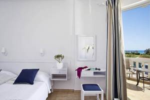 Zimmer im Mrs Chryssana Beach Hotel mit Balkon, Blick auf das Meer und Einrichtung.