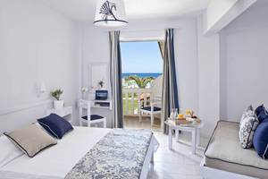 Zimmer im Mrs Chryssana Beach Hotel mit Blick auf das Meer.