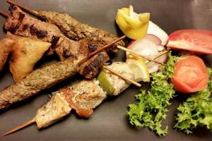 Grillplatte mit Fleischspießen, Gemüse und Beilagen im Hotel Golden Tulip Taj Sultan