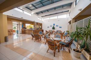 Loungebereich im Pyli Bay Hotel mit vielen Stühlen und Tischen.