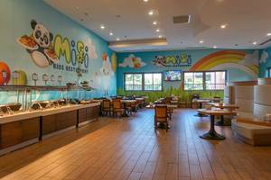 Innenansicht des Kinderrestaurants im Megasaray Club Belek mit bunten Wänden und Holzboden.