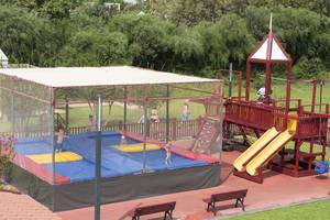 Freizeitpark im Megasaray Club Belek Hotel mit Trampolin, Rutsche und Spielturm.