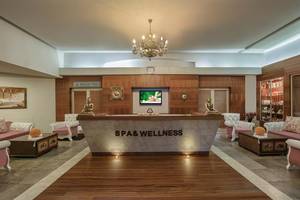 Spa- und Wellnessbereich des Megasaray Club Belek Hotels mit Rezeptionstresen und Buddha-Statuen.