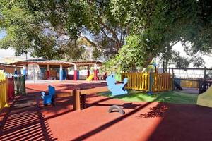 Kinderspielplatz im Hotel Barcelo Margaritas mit Rutsche, Schaukel und Spielgeräten.