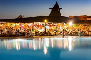 Abendveranstaltung am Pool des Barcelo Fuerteventura Mar Hotels mit vielen Gästen und bunten Dekorationen.