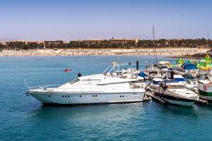 Das Barcelo Fuerteventura Mar Hotel mit vielen Booten im Hafen, nahe einem Strand.
