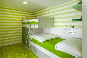 Schlafzimmer mit Doppelstockbett im Barcelo Fuerteventura Mar Hotel mit grünen und weißen Wänden.