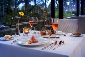 Gedeckter Tisch im Barcelo Fuerteventura Mar mit Gläsern, Tellern und Speisen.