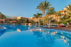 Außenpool des Barcelo Fuerteventura Mar Hotels mit Sonnenliegen und Palmen