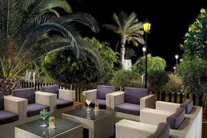 Abendloungebereich im Hotel Barcelo Fuerteventura Mar mit weichen Stühlen und Pflanzen.