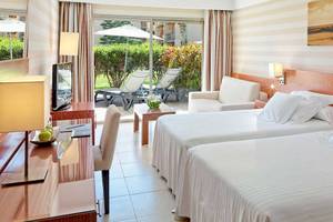 Doppelzimmer im Barcelo Fuerteventura Mar Hotel mit zwei Betten, Fernseher, Schreibtisch und Balkon
