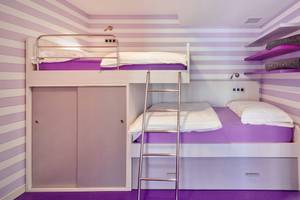 Doppelstockbett in einem Zimmer im Barcelo Fuerteventura Mar Hotel mit lila und weißen Wänden.