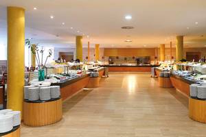 Buffetbereich im Hotel Barcelo Fuerteventura Mar mit vielen Speisen auf Buffettischen.
