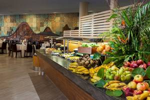 Buffetbereich im Barcelo Fuerteventura Mar Hotel mit vielen Obstsorten.