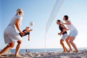 Gruppe von Menschen spielt Volleyball am Strand am Barcelo Fuerteventura Mar Hotel