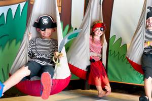Drei Kinder in Piratenkostümen auf einem Spielplatz im Barcelo Fuerteventura Mar Hotel