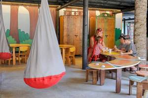 Ein Kinderbereich im Barcelo Fuerteventura Mar Hotel mit bunten Möbeln und Piraten-Dekoration.
