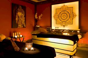 Wellnessbereich im Barcelo Fuerteventura Mar Hotel mit roten Wänden, Kerzen und einem Buddha-Gemälde.