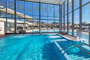 Außenpool des Barcelo Fuerteventura Mar Hotels mit Sonnenliegen und Glaswänden
