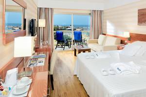 Hotelzimmer im Barcelo Fuerteventura Mar mit Meerblick, Doppelbett, Balkon und modernen Möbeln.