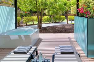 Außenbereich des Barcelo Fuerteventura Mar Hotels mit Jacuzzi und Lounge-Sesseln auf der Terrasse.