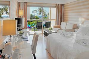 Innenansicht eines Hotelzimmers im Barcelo Fuerteventura Mar, mit Blick auf die Terrasse und das Meer.