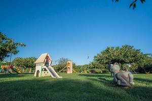 Kinderspielplatz im Freien mit Rutschen und Spielgeräten im Club Hotel Marina Beach.