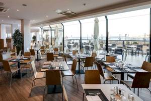 Innenansicht des Restaurants des Seashells Resort at Suncrest mit Blick auf das Meer.