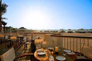 Terrasse des St. Regis Abu Dhabi mit Blick auf den Strand und die Bucht