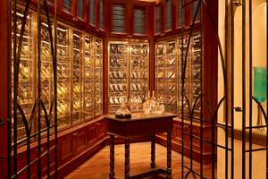 Weinkeller im St. Regis Abu Dhabi mit klimatisierten Weinschränken und Flaschen.