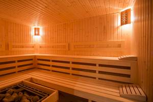 Innenansicht der Sauna im Marina Grand Beach Hotel mit Holzwänden und Bänken.