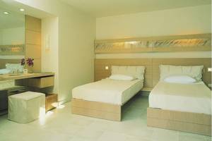 Schlafzimmer im Hillside Beach Club Hotel mit zwei Betten und einem Schreibtisch.