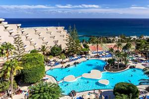 Aussenansicht des Barcelo Lanzarote Active Resort mit Pool und Meerblick.