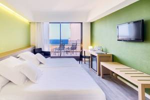 Hotelzimmer des Barcelo Lanzarote Active Resort mit Blick auf den Ozean von einem Balkon.