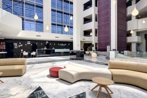 Lobby des Barcelo Lanzarote Active Resort mit moderner Einrichtung, großen Fenstern und Sitzbereichen.